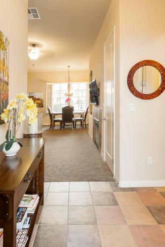 La Quinta Legacy Villas - Luxe Resort Pools with Desert Mountain Views in La Quinta, USA