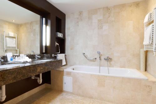 room detail thumbnail 2