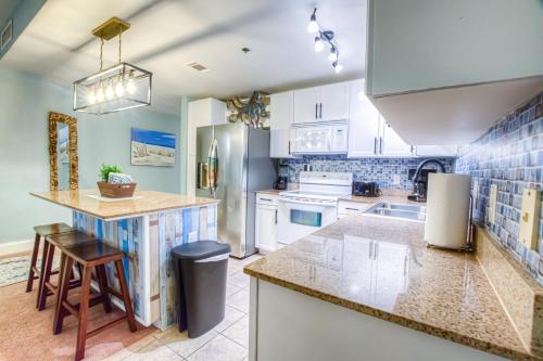 Laketown Wharf 920! Beautiful 3 BD, Great Amenities, And Great Location