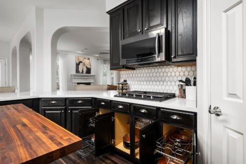 Kitchen, Upscale Cypress Stay Pool Hot Tub EV Sleeps 20 in Cypress