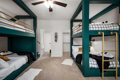 Boutique Bunkhouse Sleeps 20 Pool Hot Tub OutletMall TheatreRm EV Friendly in Cypress
