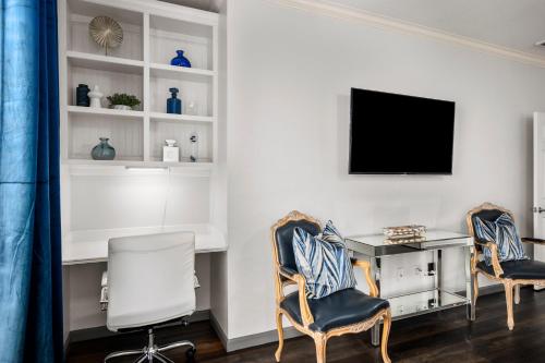 Facilities, Upscale Cypress Stay Pool Hot Tub EV Sleeps 20 in Cypress