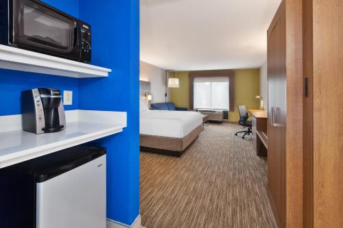 Holiday Inn Express & Suites Chesapeake an IHG Hotel - image 11