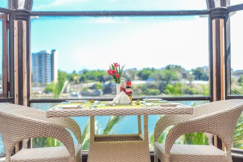 餐廳, CityBlue Creekside Hotel & Suites, Mombasa in 尼亞利海灘