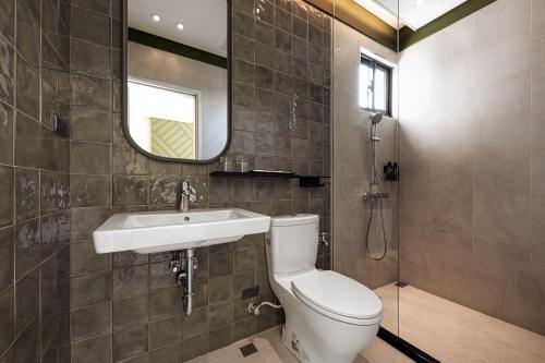 Standard Twin Room image 10