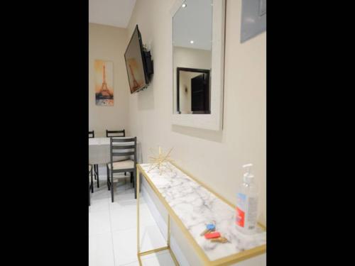 Stylish 2 Bedroom Apt Right On Central Park West - image 13