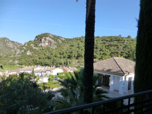 周邊環境, 埃爾卡薩爾公寓 (El Casar Apartments) in 貝納阿維斯鎮中心