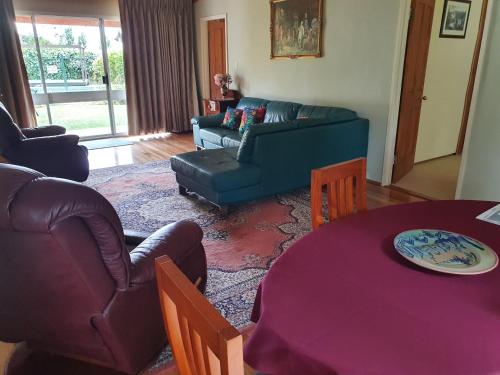 Belmont Homestead - Accommodation - Swansea