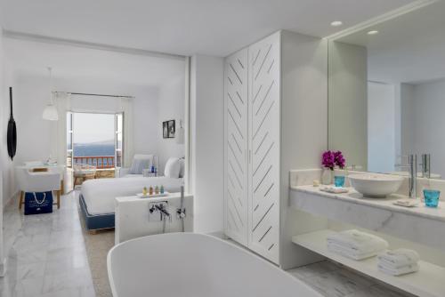 Superior Double or Twin Room with Sea View image 1