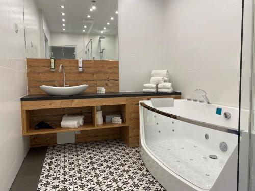 Queen Suite with Spa Bath