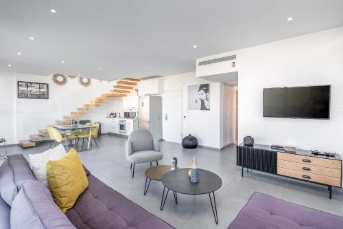 Ben Gurion - Superb penthouse close to the beach in 南特拉維夫