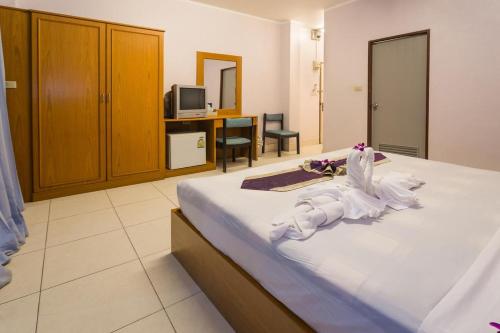 Room in Guest room - Guesthouse Belvedere - Triple Room with Ac only 10minute walk from Patong Beach