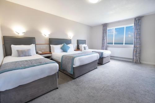 Room, family, sea view