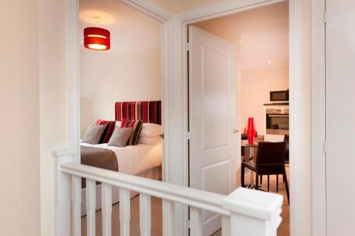 德比 DBS Serviced Apartments - The Twain 3星级 民宿 套房