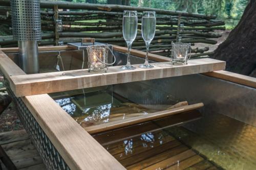 Cabin for 2 - Wood Burning Hot Tub & Fire in Карлюк