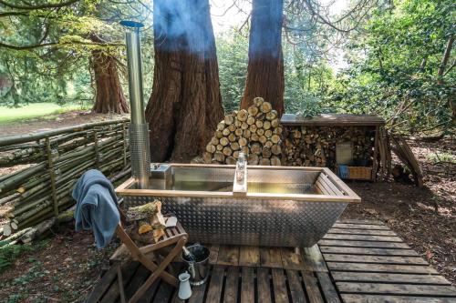Cabin for 2 - Wood Burning Hot Tub & Fire in Карлюк