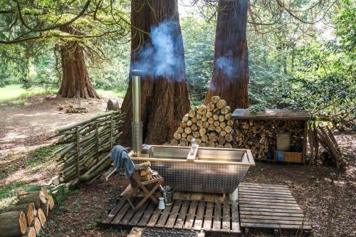 Cabin for 2 - Wood Burning Hot Tub & Fire in Карлюк