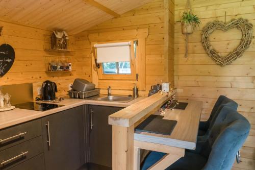Cabin for 2 - Wood Burning Hot Tub & Fire in Карлюк