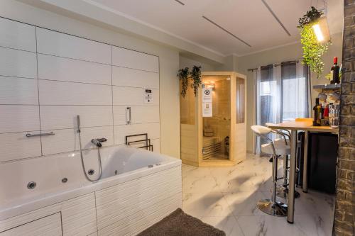 ROMANTIC DELUXE SVITE wise Jacuzzi and Sauna, Athens