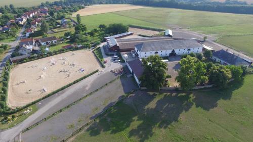 Buitenkant, Penzion Jizdarna Sucha in Záhradí