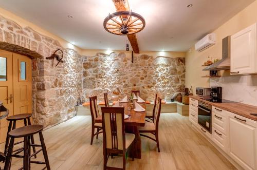 廚房, Villa Valentina - Luxurious holiday for 9 people with xxl pool and whirpool in 巴里比