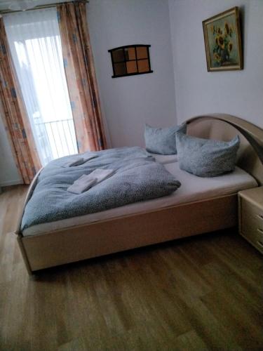 1 queen bed, 1 sofa bed