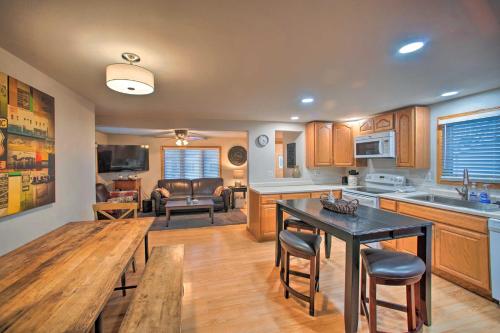 Charming Iowa Abode Near Knoxville Raceway! in Knoxville, USA
