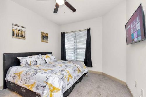 Stylish Open Concept Apt with King Bed, walking distance from NRG Texans Stadium, 1 mile to Med Center, Free Parking in Houston, USA