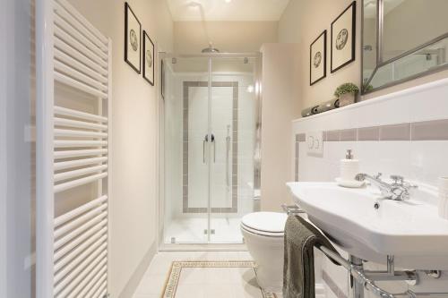 The Park View 4 Bedrooms Apartment with Terrace and Elevator inside the Walls of Lucca - image 4