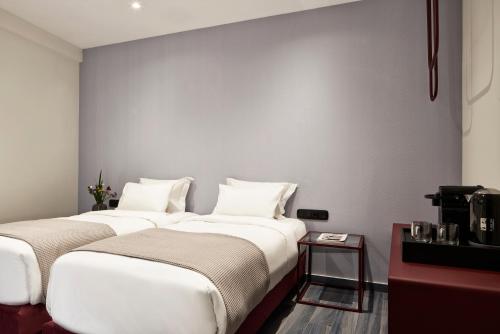 Compact Twin Room image 4