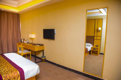 Deluxe King Room image 6