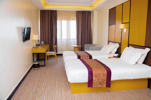 Superior Twin Room image 7