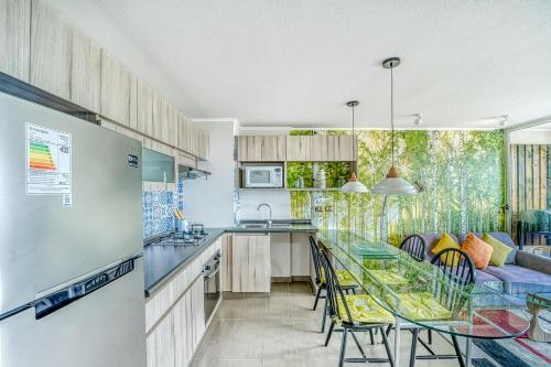 Blue Oasis 2BR W/ Pool, Smart TV, Parking & Gym photo 4