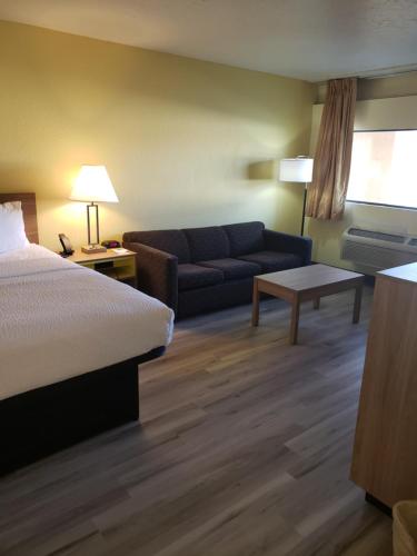 Days Inn & Suites by Wyndham Clovis image 9
