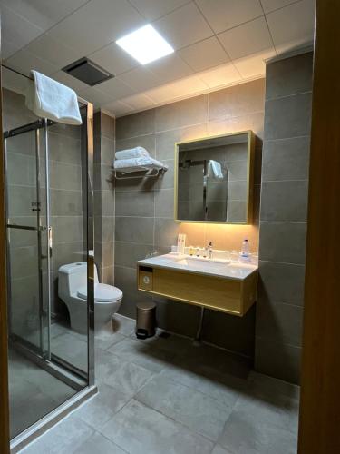 Deluxe King Room image 7