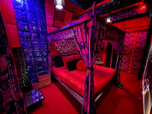 Queen Room with Balcony image 3