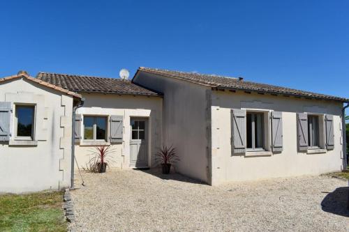 L'Ormeau - Lovely house with pool tennis court kids playground gîte à louer Brie-sous-Chalais