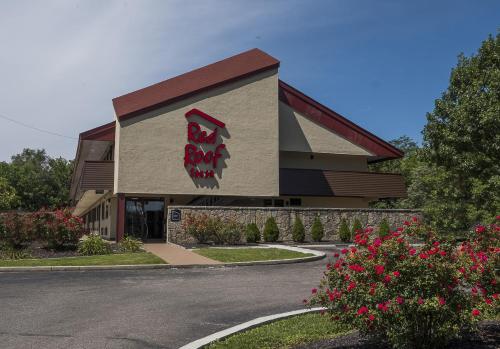 Red Roof Inn Cincinnati East - Beechmont in Cherry Grove, USA
