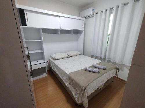 APTO, 2/4, 2 ar-condicionados e bem localizado.