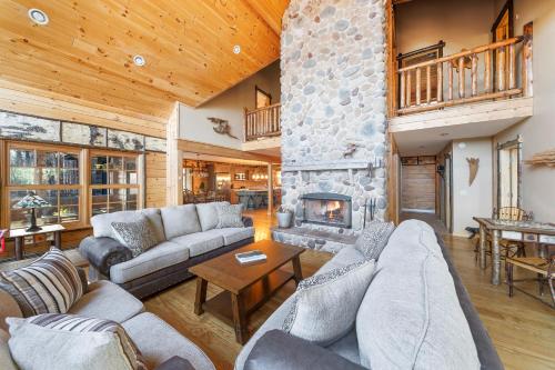 Tom and Carols Gore Mountain Lodge, 10 minutes to Gore Ski Resort , sleeps 10