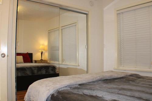 Heart Of Montrose - Cozy 1 BR large back patio
