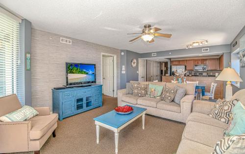 Malibu Pointe Beach Club - Across The Street From The Ocean! Sleeps 13 guests!