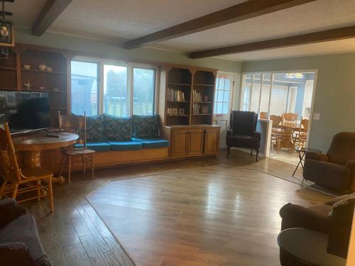 SE Springfield 7 Beds Construction Crews and Large Families Welcome! Casa Por Crew Si Hablar Espanol - image 11