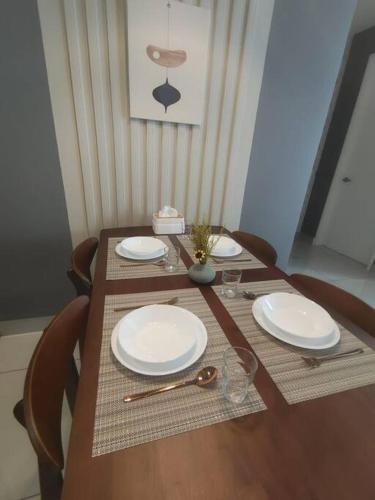 Conezion QueenHouz - 3 bedroom with pool & gym