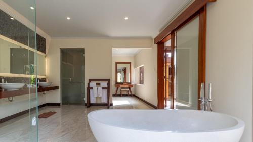 衛浴, 維蘭德拉羅維納飯店 (Villandra Lovina) in 洛維納海灘