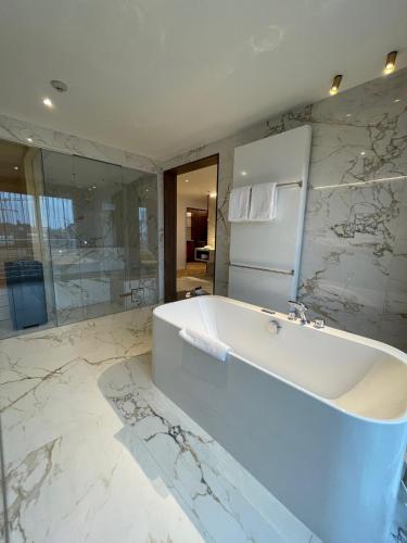 Bathroom, Cosmopolite Hotel Nieuwpoort-Bad in Nieuwpoort-Bad