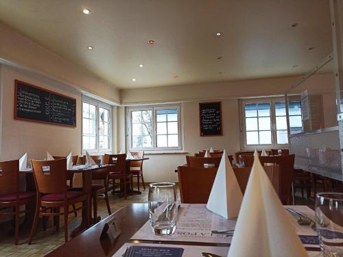 Restaurant, Hotel Restaurant De La Poste Mulhouse Ottmarsheim in Bantzenheim