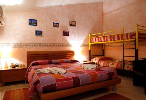 1 queen bed, 1 bunk bed