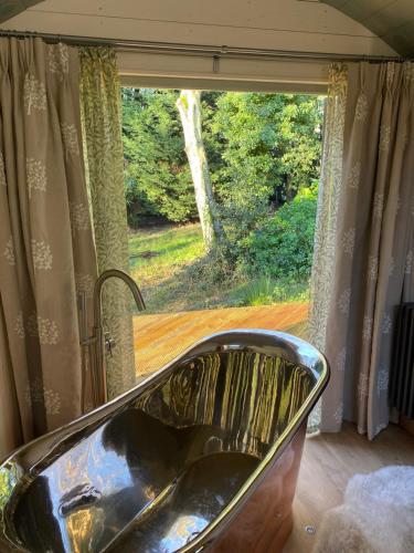 Chez Maurice Luxury Shepherds Hut with Bath and Hot Tub