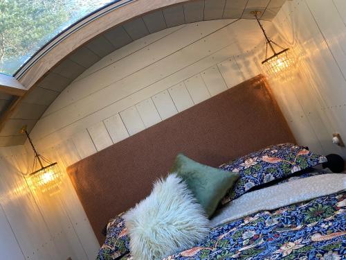 Chez Maurice Luxury Shepherds Hut with Bath and Hot Tub